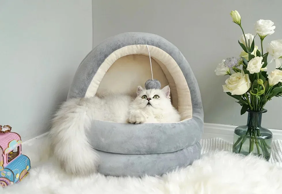 Лежанка домик для котов и собак 42х40х38 см вельвет серый с подвесной игрушкой