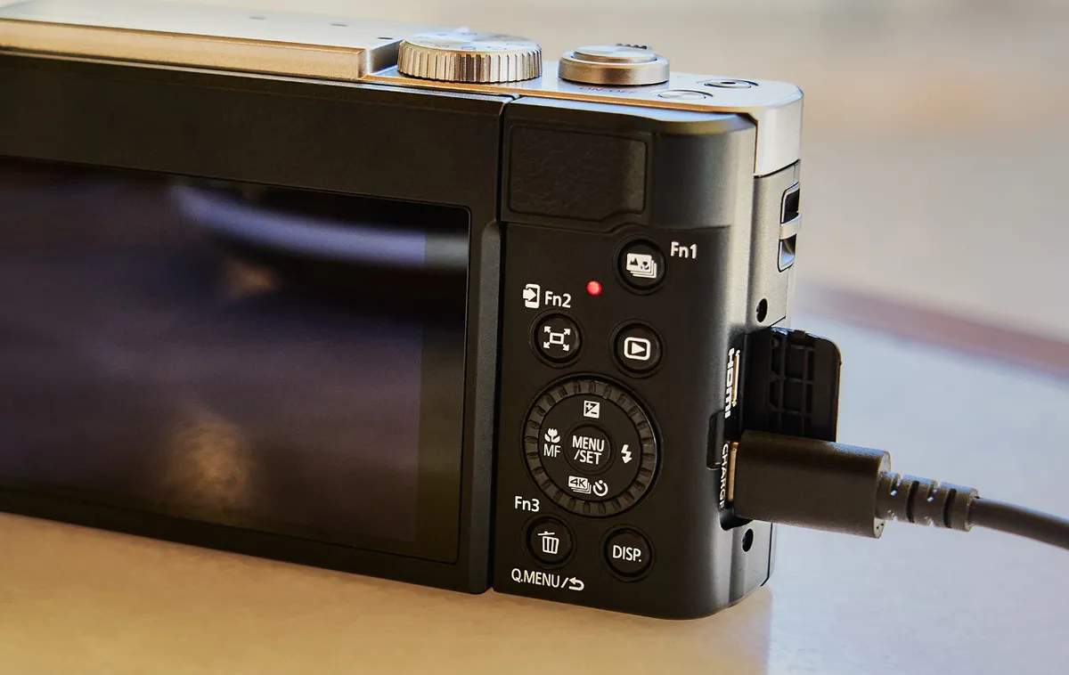 Цифрова фотокамера Panasonic компактна 20,3 Мп 30x зум срібна