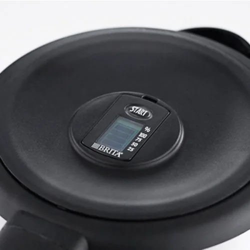 Електричний чайник Russell Hobbs з прозорого скла, об'ємом 1.7 л, з підсвічуванням, сріблясто-чорного кольору.
