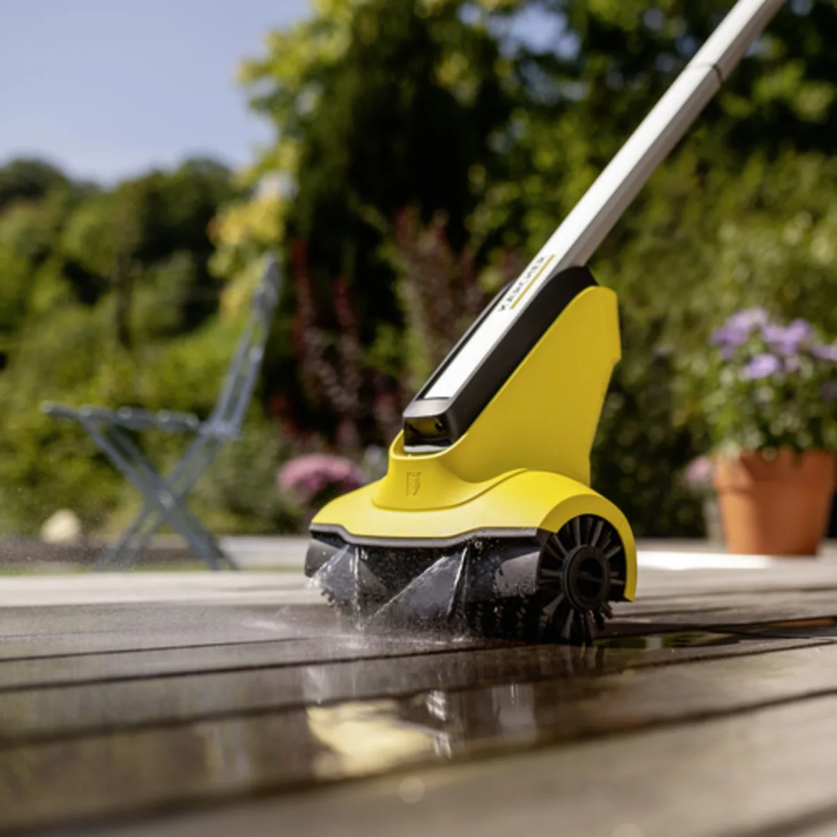 Щіткова машина Karcher акумуляторна 300 мм для вологого прибирання дерев'яних поверхонь