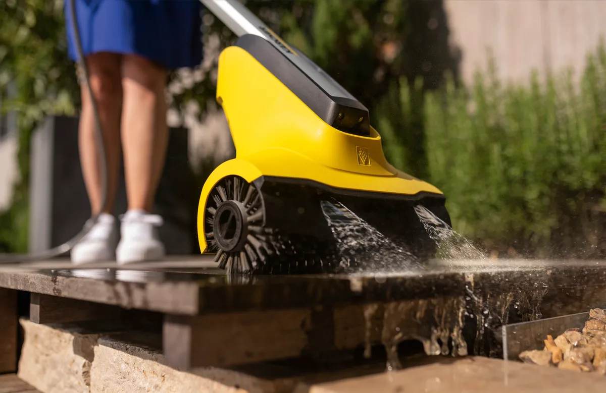 Щіткова машина Karcher акумуляторна 300 мм для вологого прибирання дерев'яних поверхонь