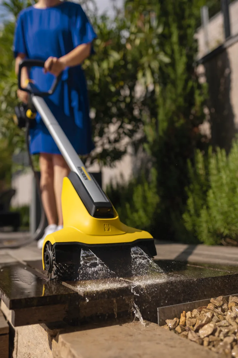 Щіткова машина Karcher акумуляторна 300 мм для вологого прибирання дерев'яних поверхонь
