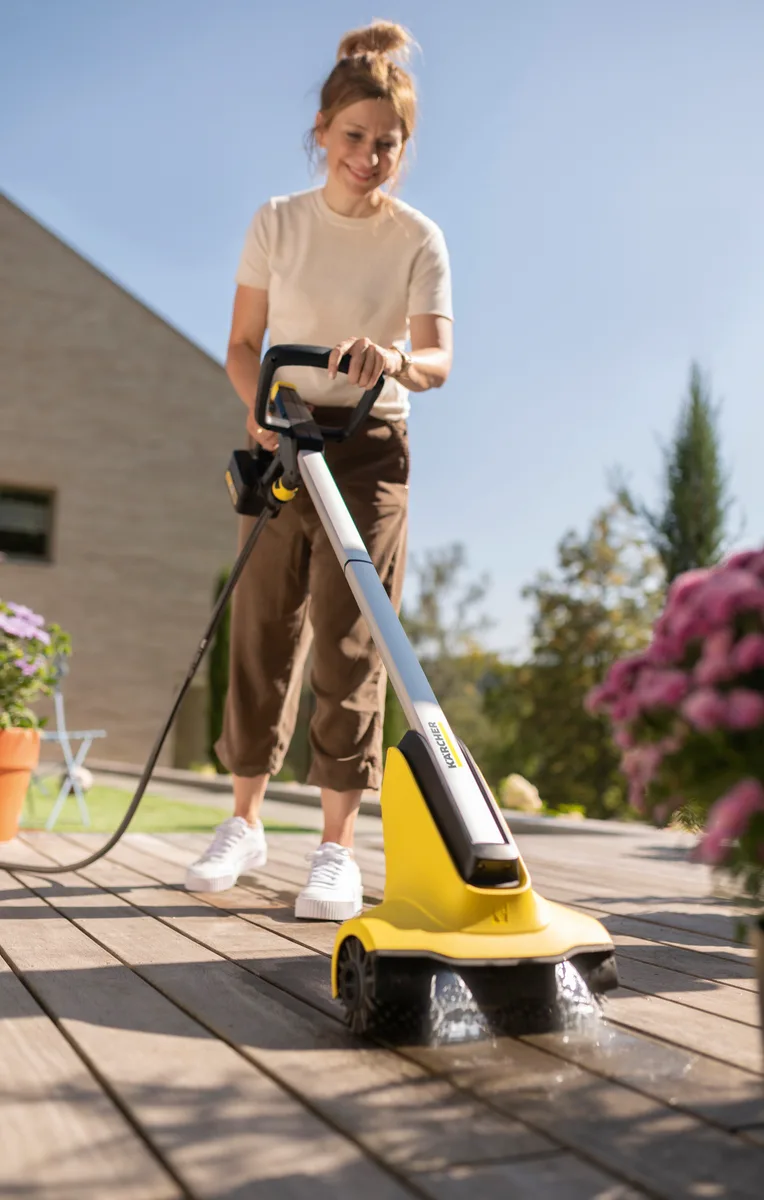 Щіткова машина Karcher акумуляторна 300 мм для вологого прибирання дерев'яних поверхонь
