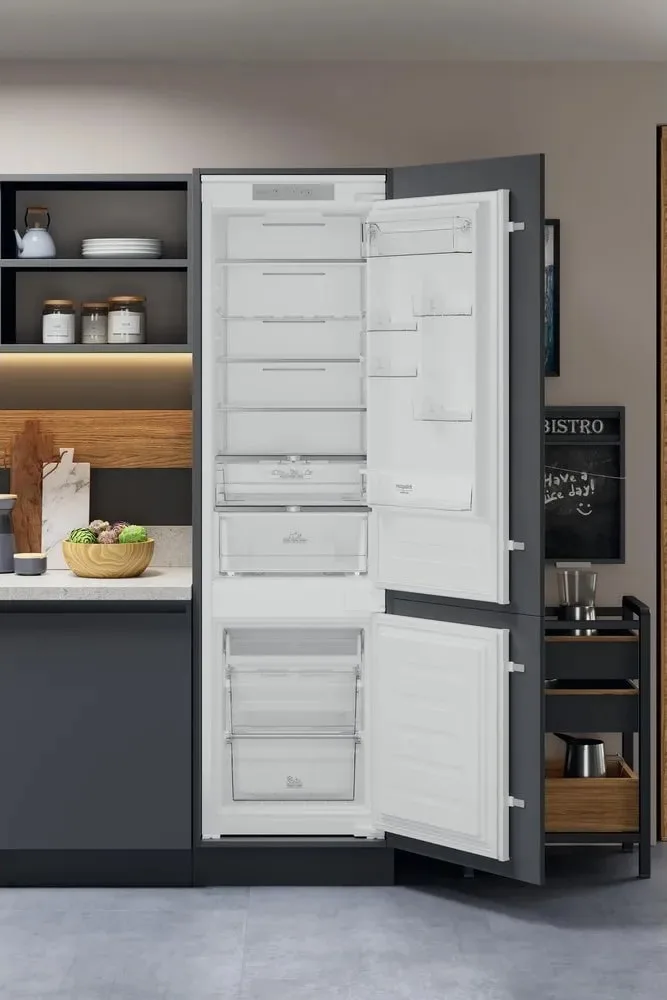Вбудований холодильник Hotpoint з нижнім морозильником, 193,5x54x54 см, об'єм холодильної камери - 212 л, об'єм морозильної камери