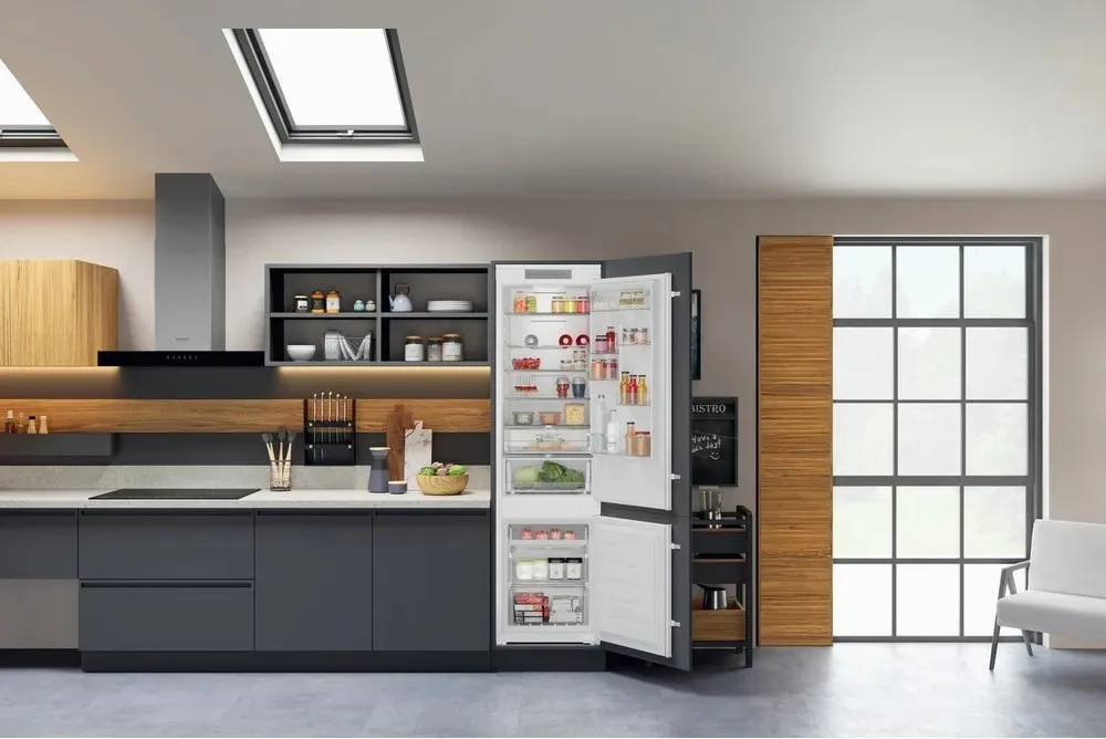 Вбудований холодильник Hotpoint з нижнім морозильником, 193,5x54x54 см, об'єм холодильної камери - 212 л, об'єм морозильної камери