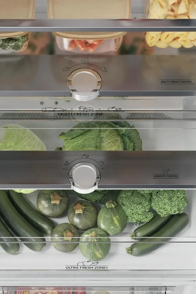 Вбудований холодильник Hotpoint з нижнім морозильником, 193,5x54x54 см, об'єм холодильної камери - 212 л, об'єм морозильної камери
