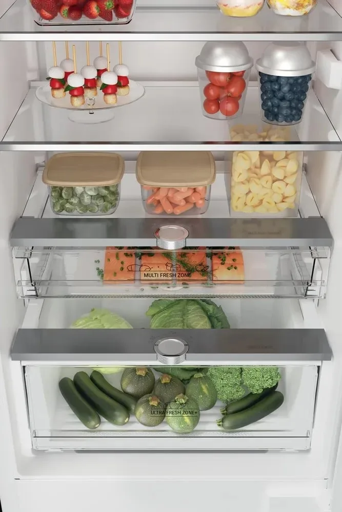 Вбудований холодильник Hotpoint з нижнім морозильником, 193,5x54x54 см, об'єм холодильної камери - 212 л, об'єм морозильної камери