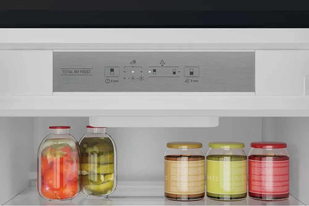 Вбудований холодильник Hotpoint з нижнім морозильником, 193,5x54x54 см, об'єм холодильної камери - 212 л, об'єм морозильної камери