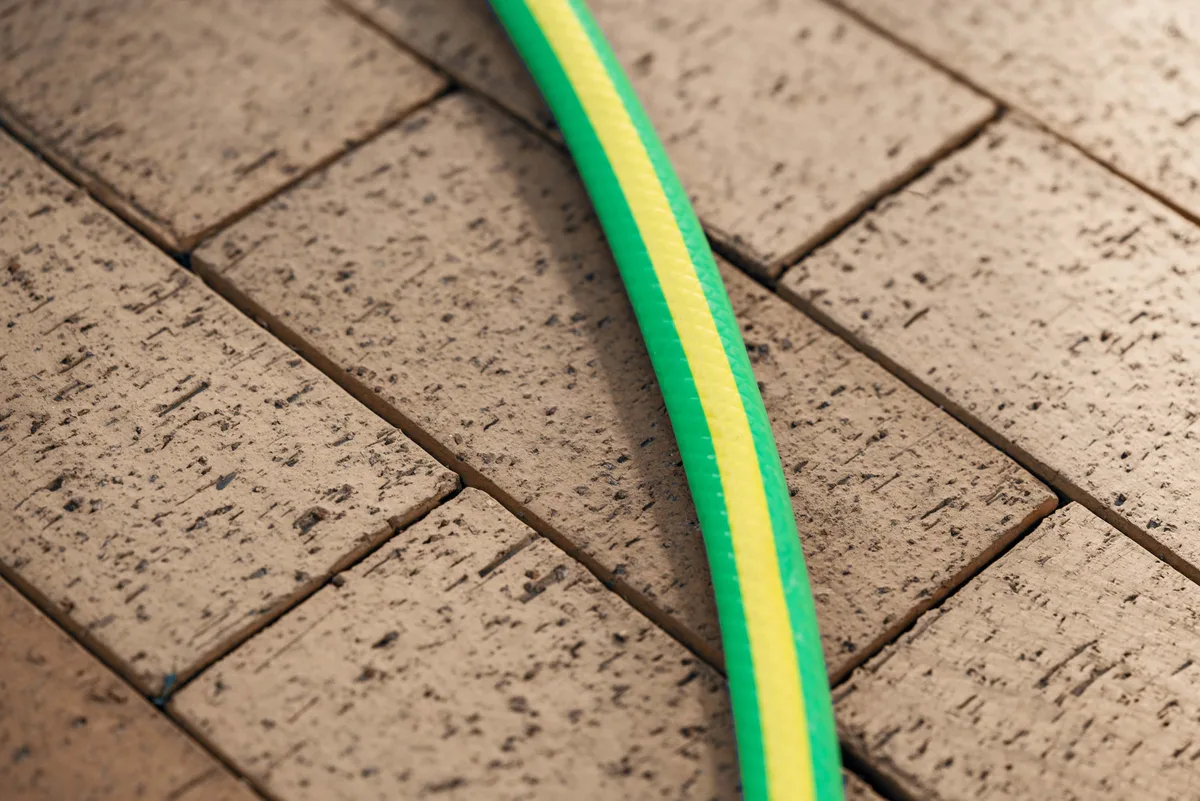 Садовий шланг 2Е AquaFlex Green 1/2" 12м, 3-шаровий, витримує тиск до 10 бар, температурний діапазон -5+50°C.