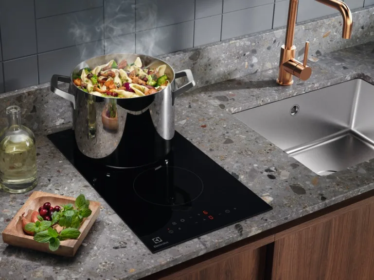 Електрична склокерамічна варильна панель Electrolux, 30 см, Доміно, чорного кольору.