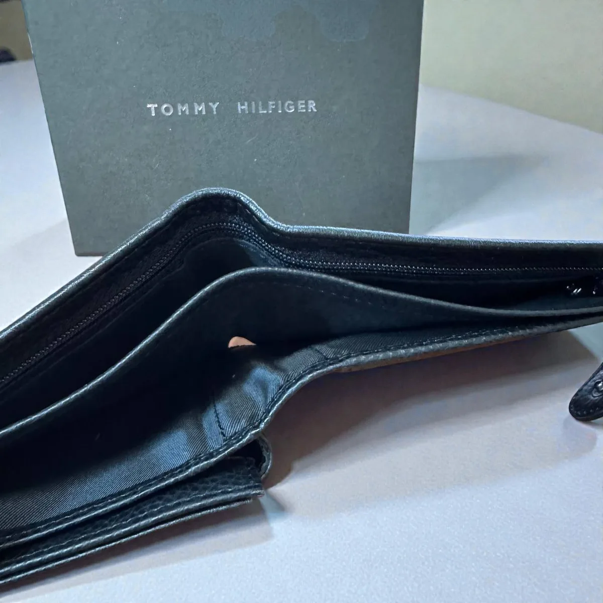 Великий чоловічий гаманець Tommy Hilfiger чорний натуральна шкіра 10,5х12,5х1,5 см