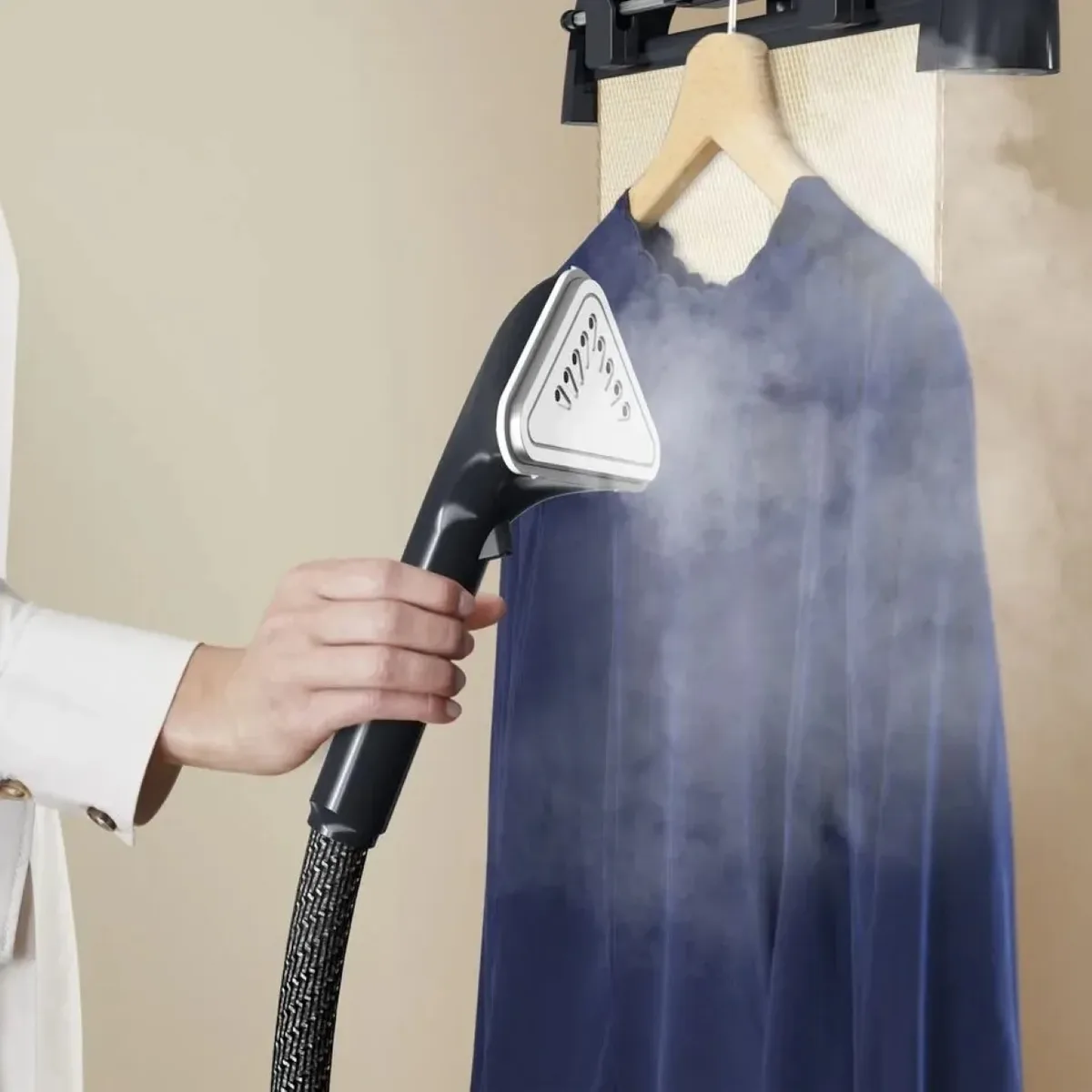 Вертикальний відпарювач Tefal Pro Style, 2000 Вт, об'єм 1500 мл, постійна подача пари - 42 г/хв, чорний.