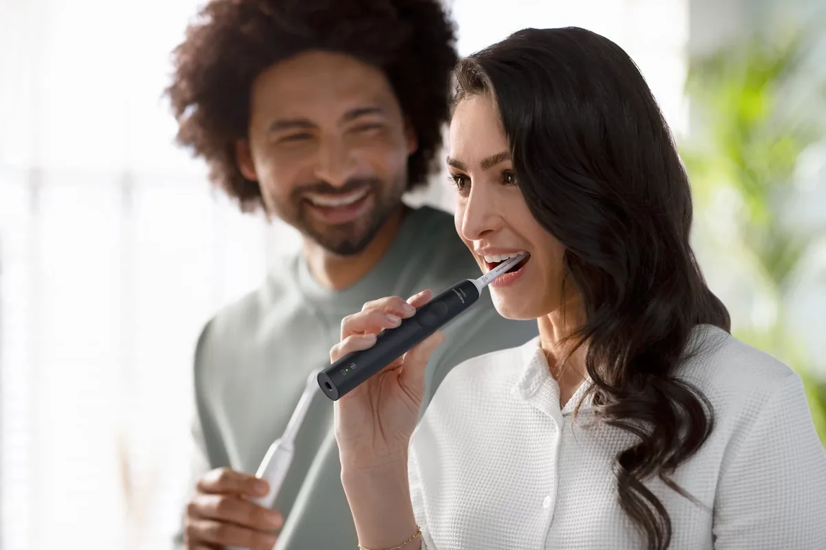 Електрична зубна щітка Philips Sonicare 3100, 31 тис. коливань на хвилину, 1 насадка, чорного кольору.