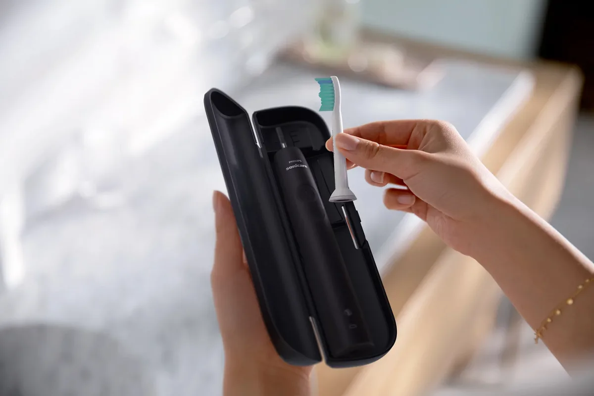 Електрична зубна щітка Philips Sonicare 3100, 31 тис. коливань на хвилину, 1 насадка, чорного кольору.