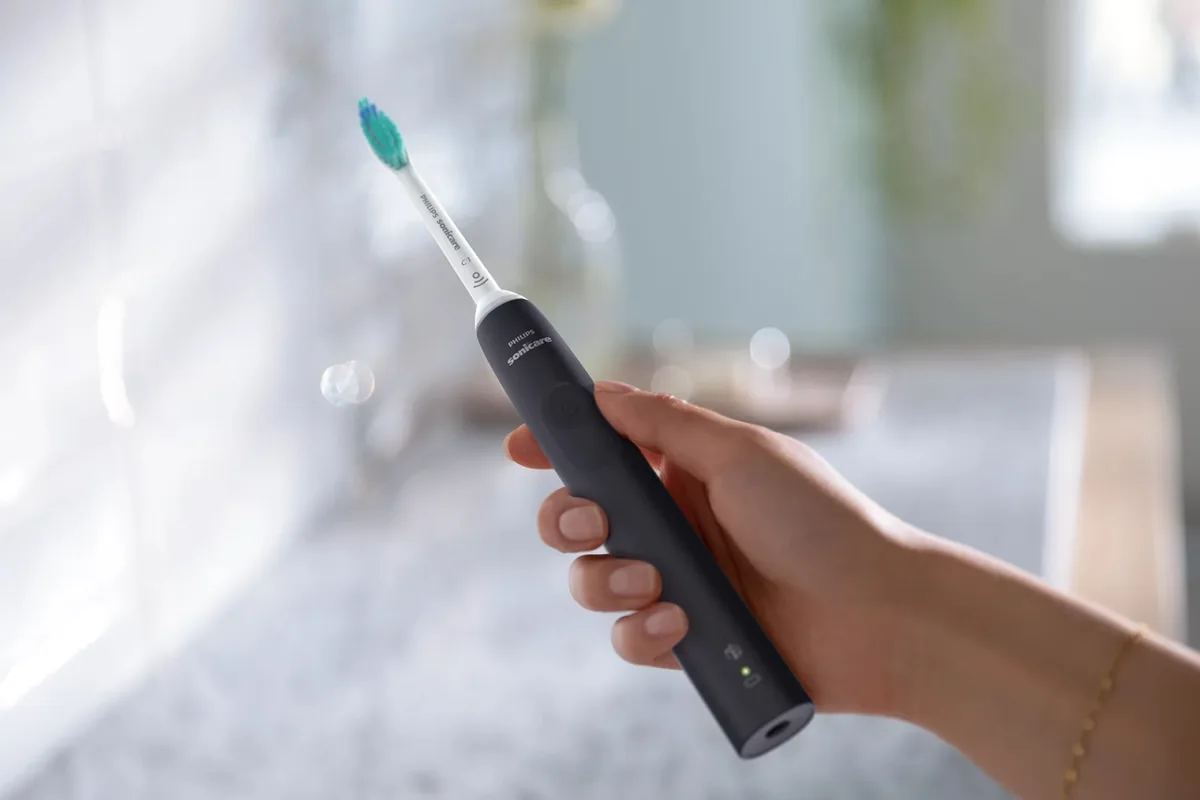 Електрична зубна щітка Philips Sonicare 3100, 31 тис. коливань на хвилину, 1 насадка, чорного кольору.