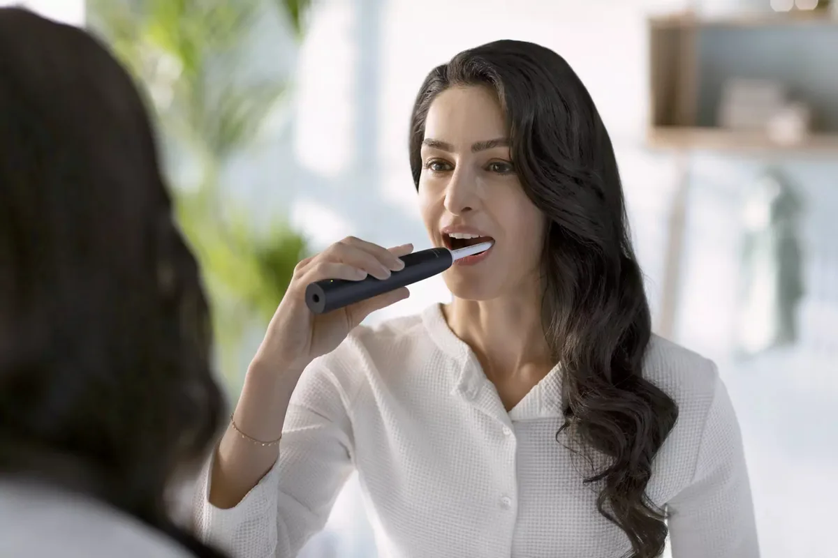 Електрична зубна щітка Philips Sonicare 3100, 31 тис. коливань на хвилину, 1 насадка, чорного кольору.
