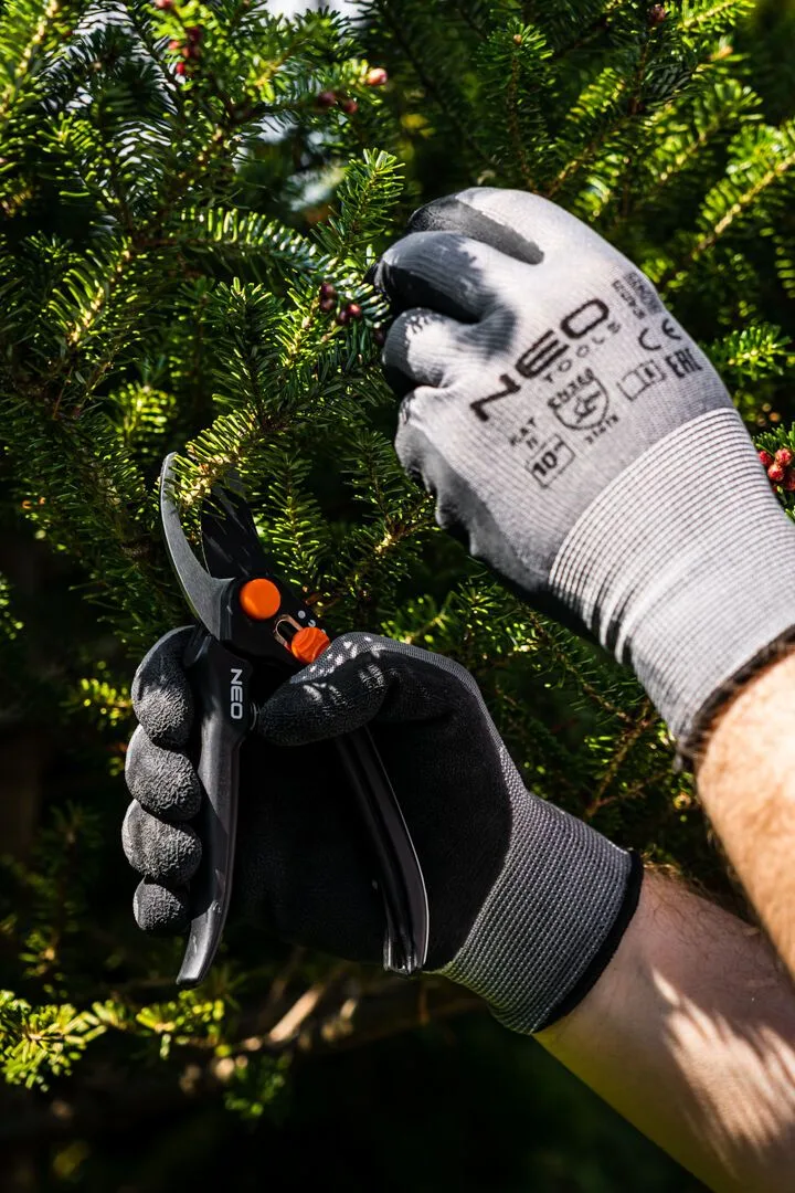 Секатор плоский Neo Tools, діаметр різу 15 мм, довжина 185 мм, вага 164 г.
