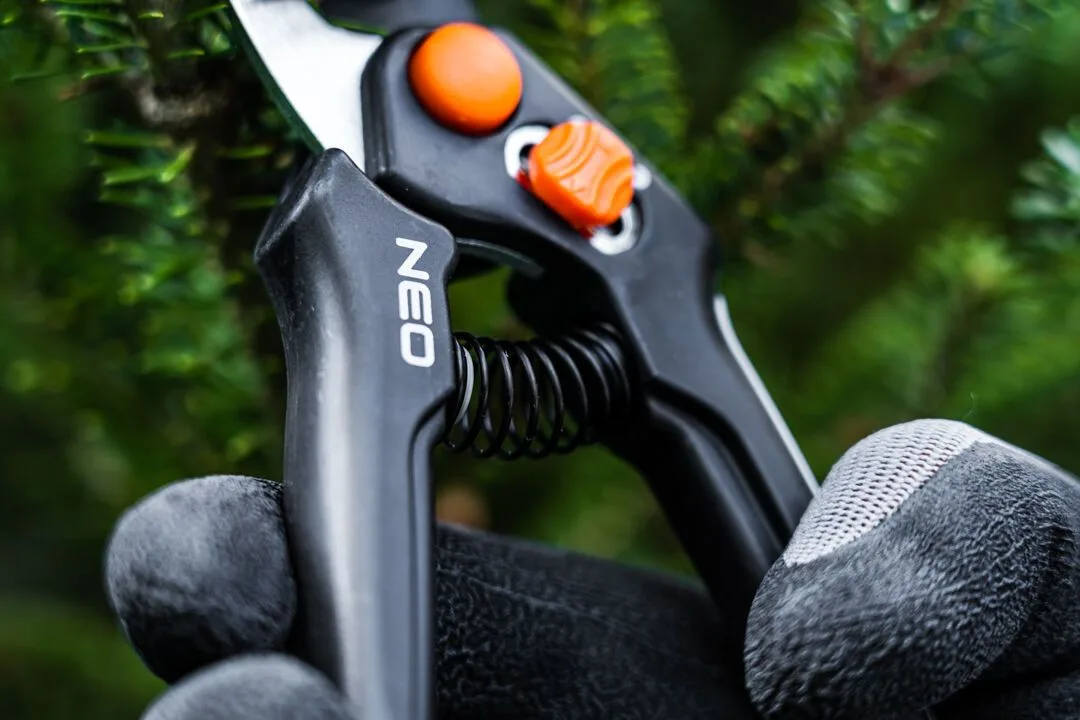 Секатор плоский Neo Tools, діаметр різу 15 мм, довжина 185 мм, вага 164 г.