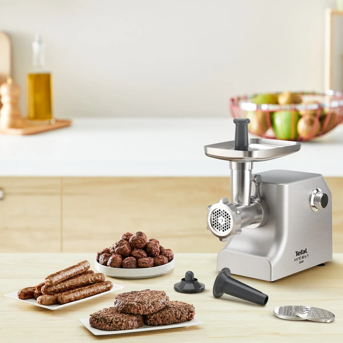 М'ясорубка Tefal HV10 8 в 1, потужність 2200 Вт, продуктивність 5.5 кг/хв, комплект з 3 решіток, насадка для ковбас, кеббе та 3 те