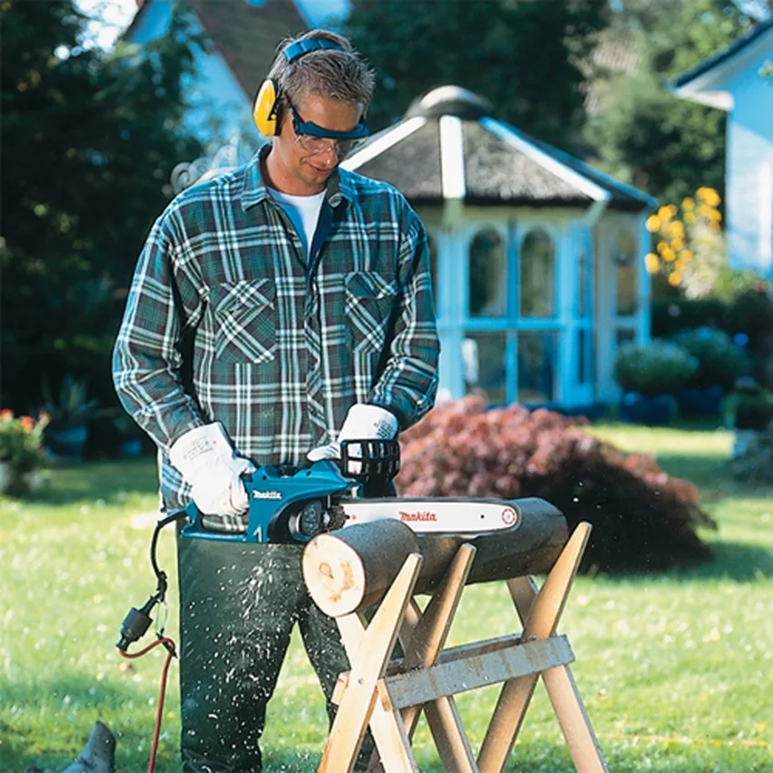 Електрична ланцюгова пила Makita UC4041A, 1800 Вт, довжина ножа 40 см, вага 4.7 кг.