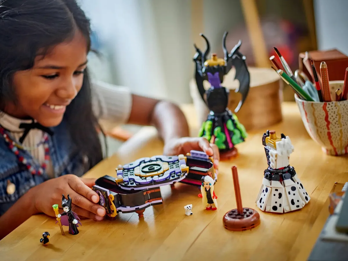 Конструктор LEGO Disney Classic Сукні Малефісенти та Лютелли де Віль