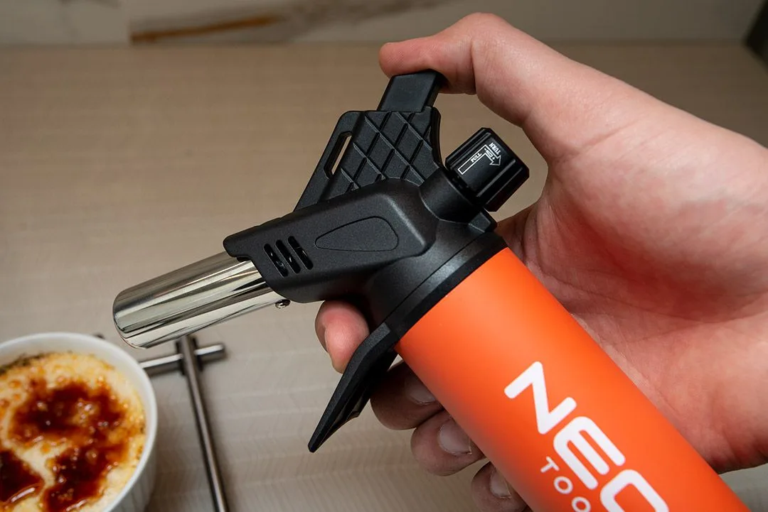 Газовий паяльник Neo Tools 1200°C з п’єзозапалюванням та паливом 12.6 г.