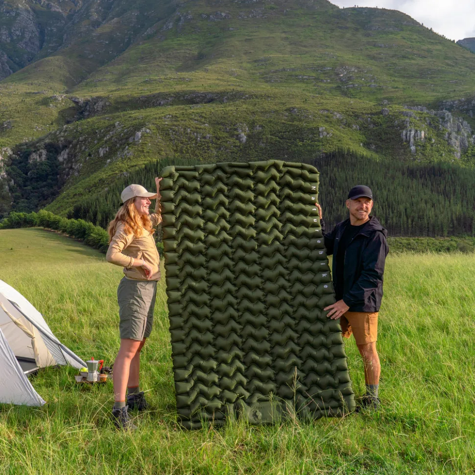 Матрас надувной двухместный Naturehike нейлон 200х125х6.5 см зеленый с встроенным насосом.