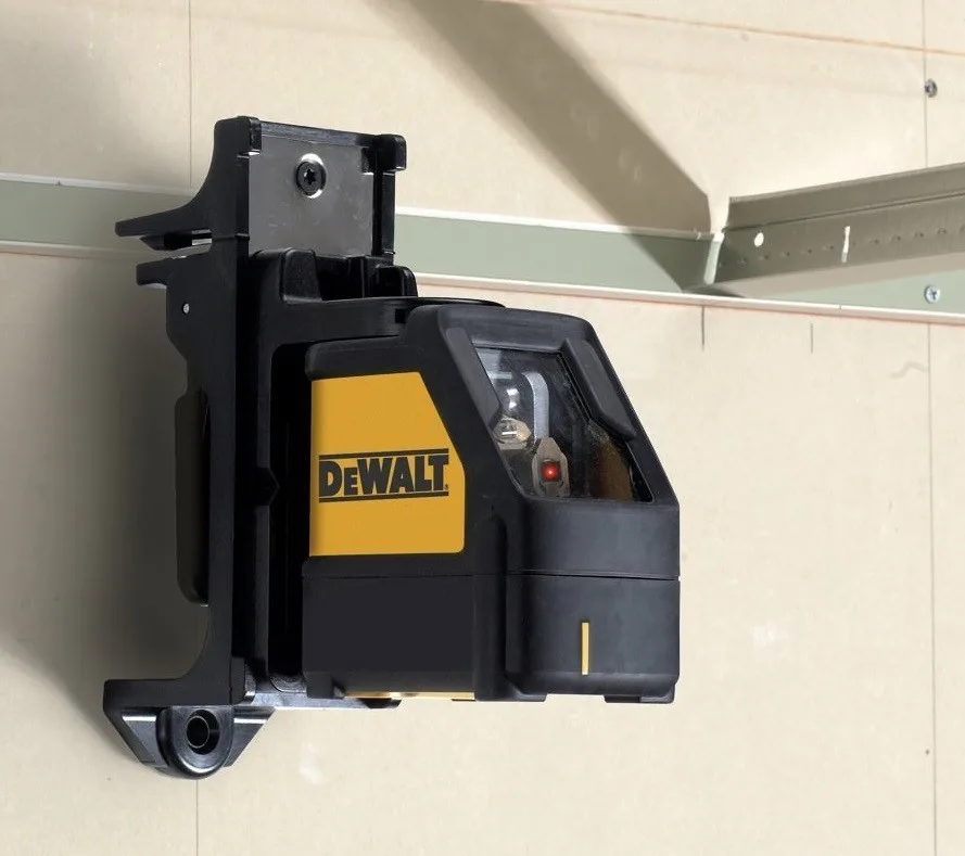 Лазерний рівень DeWalt червоний промінь 3АА, захист IP54, у комплекті з кейсом, вага 0.75 кг.