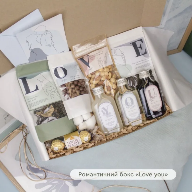 Подарунковий набір Love You чай горіхи солодощі 1000 г
