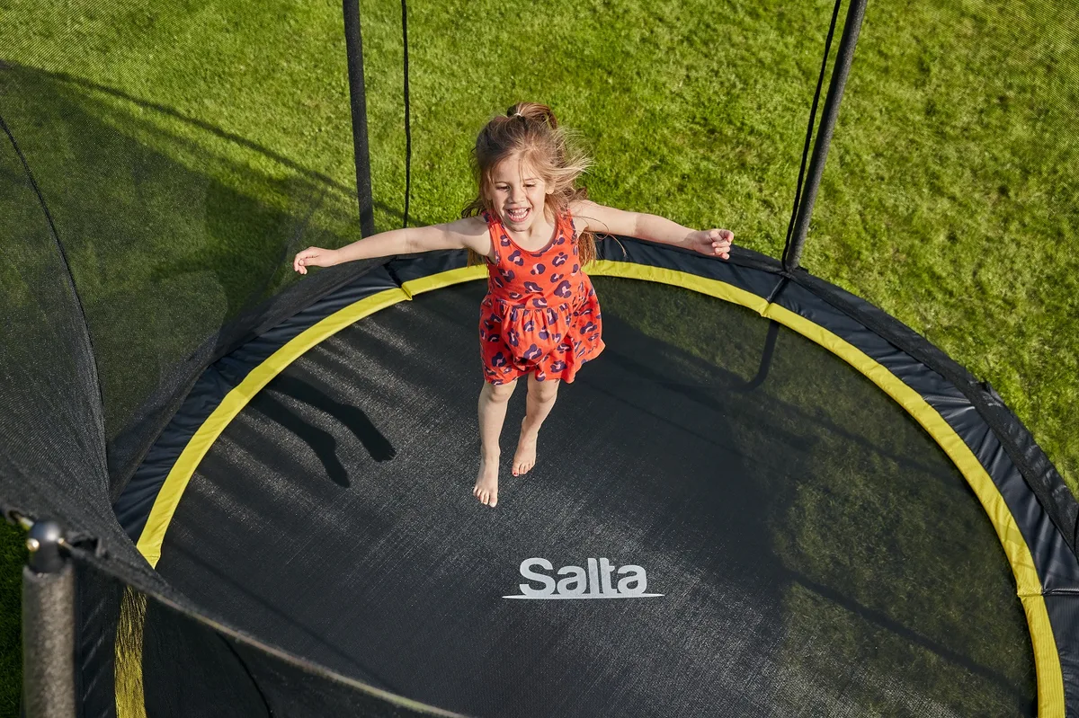 Батут Salta Comfort Series круглий, 396 см, чорного кольору.