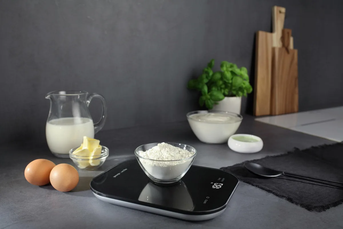 Кухонні ваги Gorenje, 10 кг, з трьома батарейками AAA в комплекті, скляна поверхня, чорний колір.