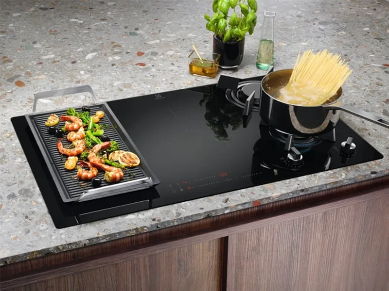 Комбінована варильна панель Electrolux (2 газові + 3 індукційні), 90 см, з розширеною зоною, чавунний, чорний.
