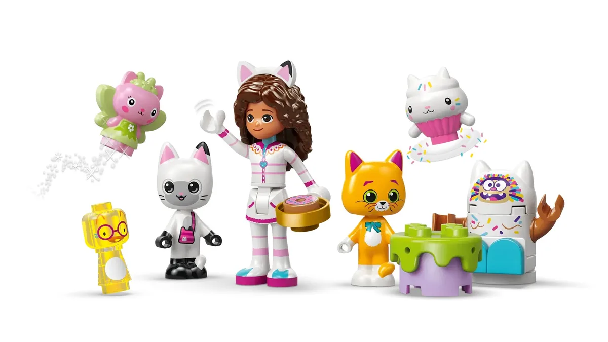 Конструктор LEGO Гора солодощів і сад Кітті пластик 4+ для дітей