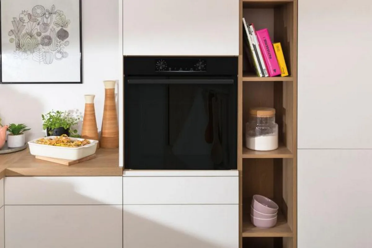 Електрична духова шафа Gorenje, 77 л, клас енергоефективності A+, з дисплеєм IconLed, піролізна, чорного кольору.