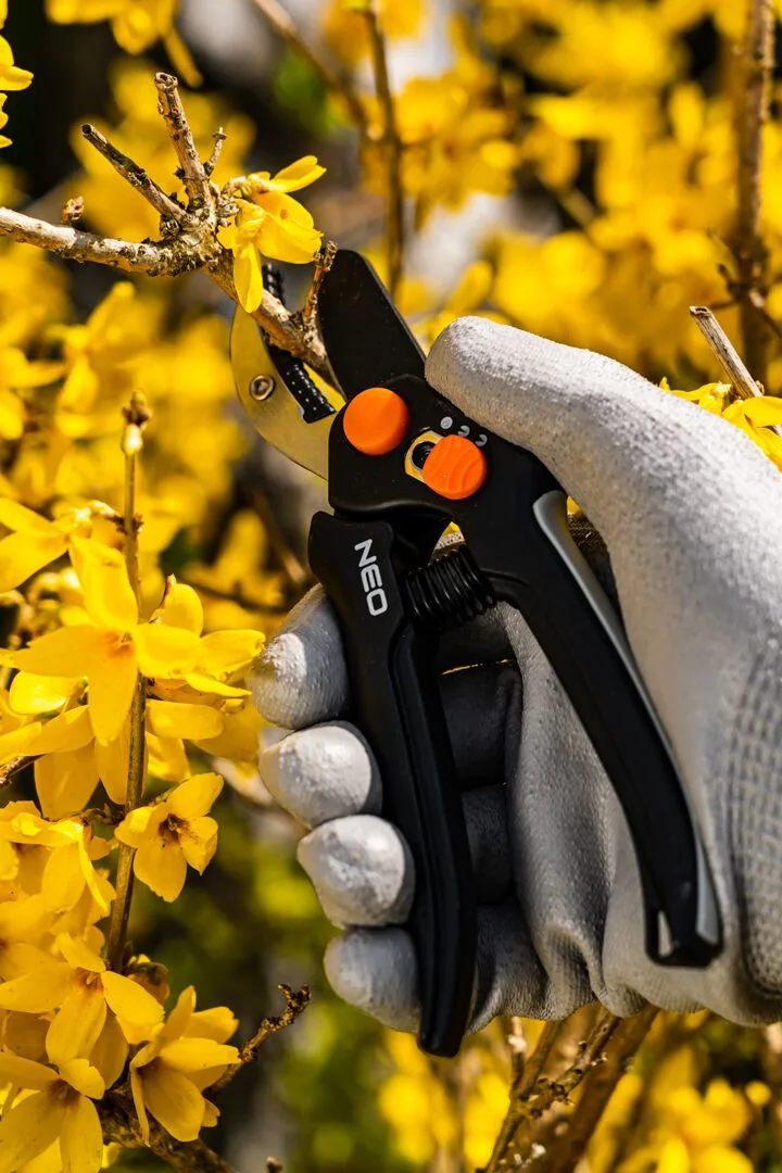 Секатор контактний Neo Tools, D типу різу 15 мм, довжина 185 мм, вага 169 г.