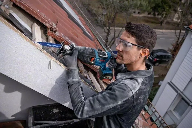 Акумуляторна шабельна пила Bosch Professional GSA 185-LI 18В, пропил 230мм, хід 28мм, вага 3.2кг (без батареї та зарядного пристро