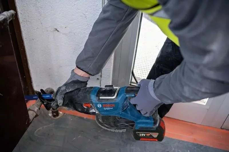 Акумуляторна шабельна пила Bosch Professional GSA 185-LI 18В, пропил 230мм, хід 28мм, вага 3.2кг (без батареї та зарядного пристро