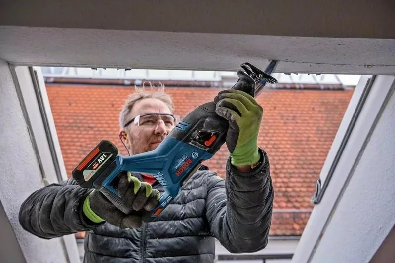 Акумуляторна шабельна пила Bosch Professional GSA 185-LI 18В, пропил 230мм, хід 28мм, вага 3.2кг (без батареї та зарядного пристро