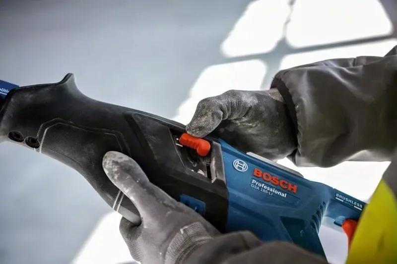 Акумуляторна шабельна пила Bosch Professional GSA 185-LI 18В, пропил 230мм, хід 28мм, вага 3.2кг (без батареї та зарядного пристро