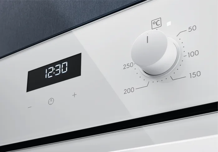 Електрична духова шафа Electrolux, 65 л, клас A, з дисплеєм, конвекційним обігрівом, телескопічними направляючими, біла.