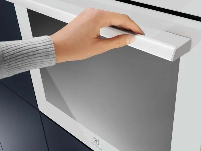 Електрична духова шафа Electrolux, 65 л, клас A, з дисплеєм, конвекційним обігрівом, телескопічними направляючими, біла.