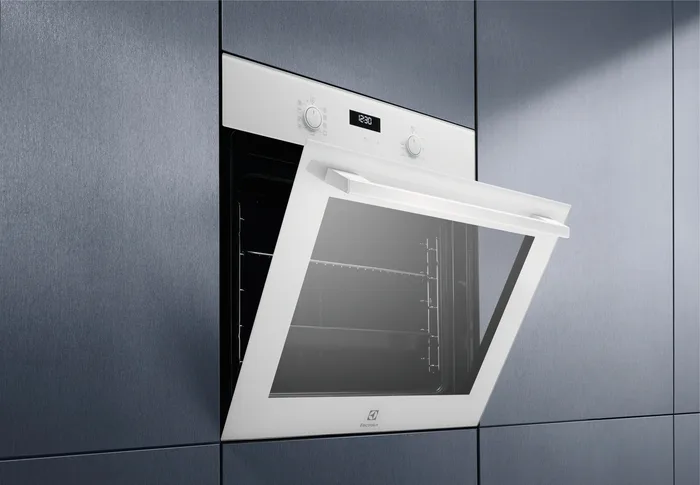 Електрична духова шафа Electrolux, 65 л, клас A, з дисплеєм, конвекційним обігрівом, телескопічними направляючими, біла.