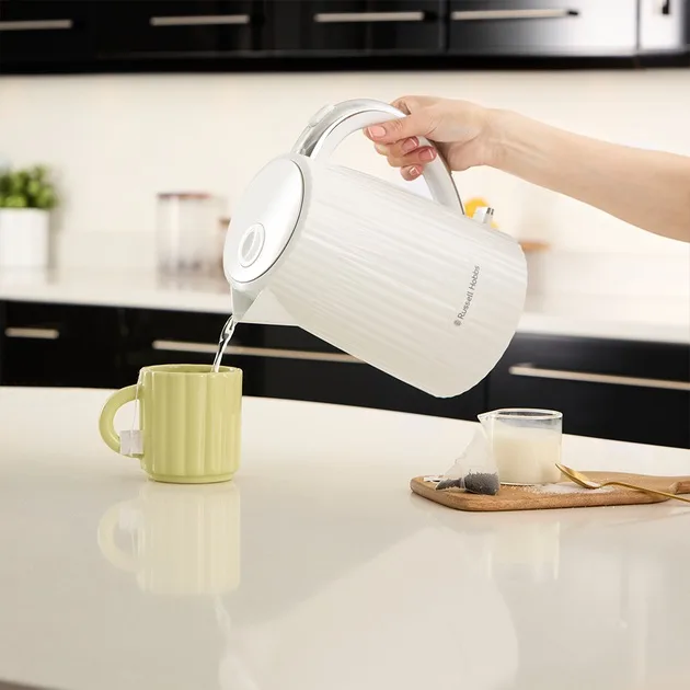 Електрочайник Russell Hobbs 1,7 л пластик білий 2000 Вт