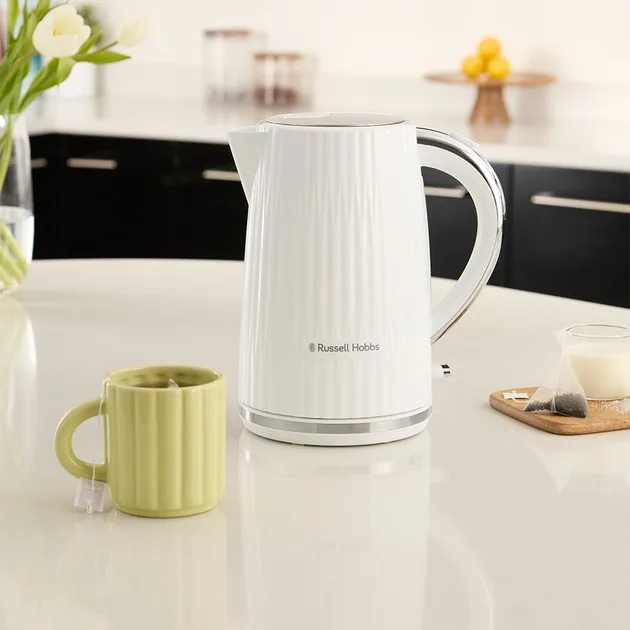 Електрочайник Russell Hobbs 1,7 л пластик білий 2000 Вт