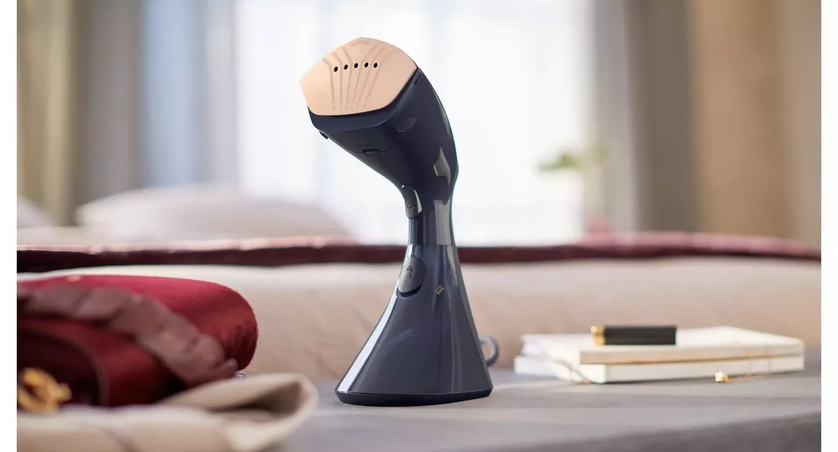 Компактний паровий відпарювач Philips 8000 Series, 1600 Вт, об'єм 230 мл, постійна подача пари - 32 г/хв, керамічна підошва, чорни