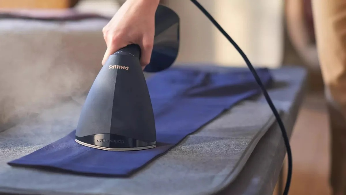 Компактний паровий відпарювач Philips 8000 Series, 1600 Вт, об'єм 230 мл, постійна подача пари - 32 г/хв, керамічна підошва, чорни