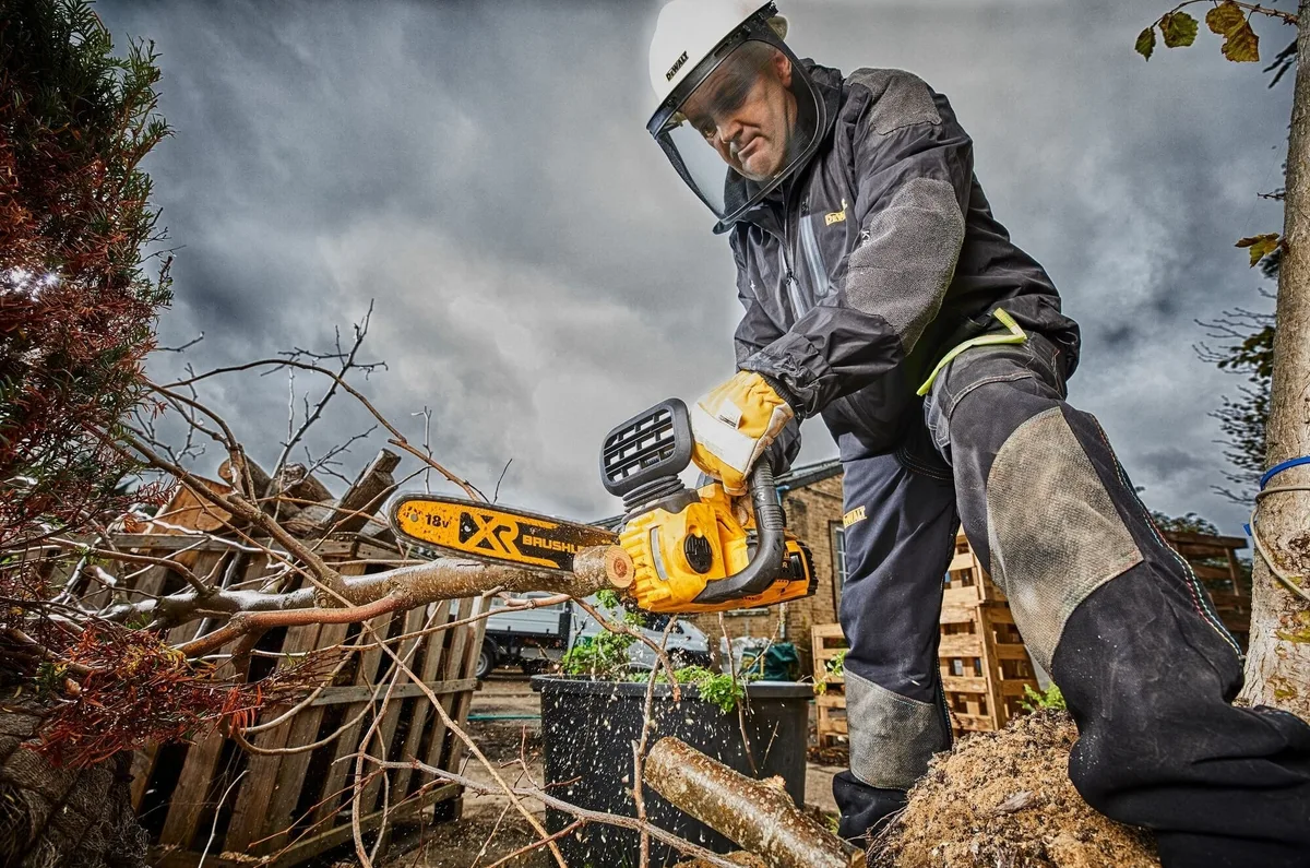 Акумуляторна ланцюгова пила DeWalt 18В з шиною 30 см 3/8" без батареї та зарядного пристрою.