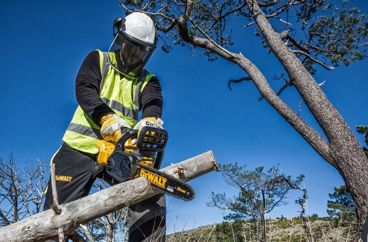 Акумуляторна ланцюгова пила DeWalt 18В з шиною 30 см 3/8" без батареї та зарядного пристрою.