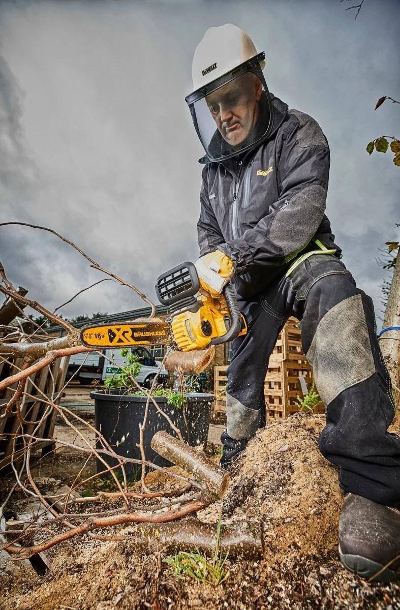 Акумуляторна ланцюгова пила DeWalt 18В з шиною 30 см 3/8" без батареї та зарядного пристрою.