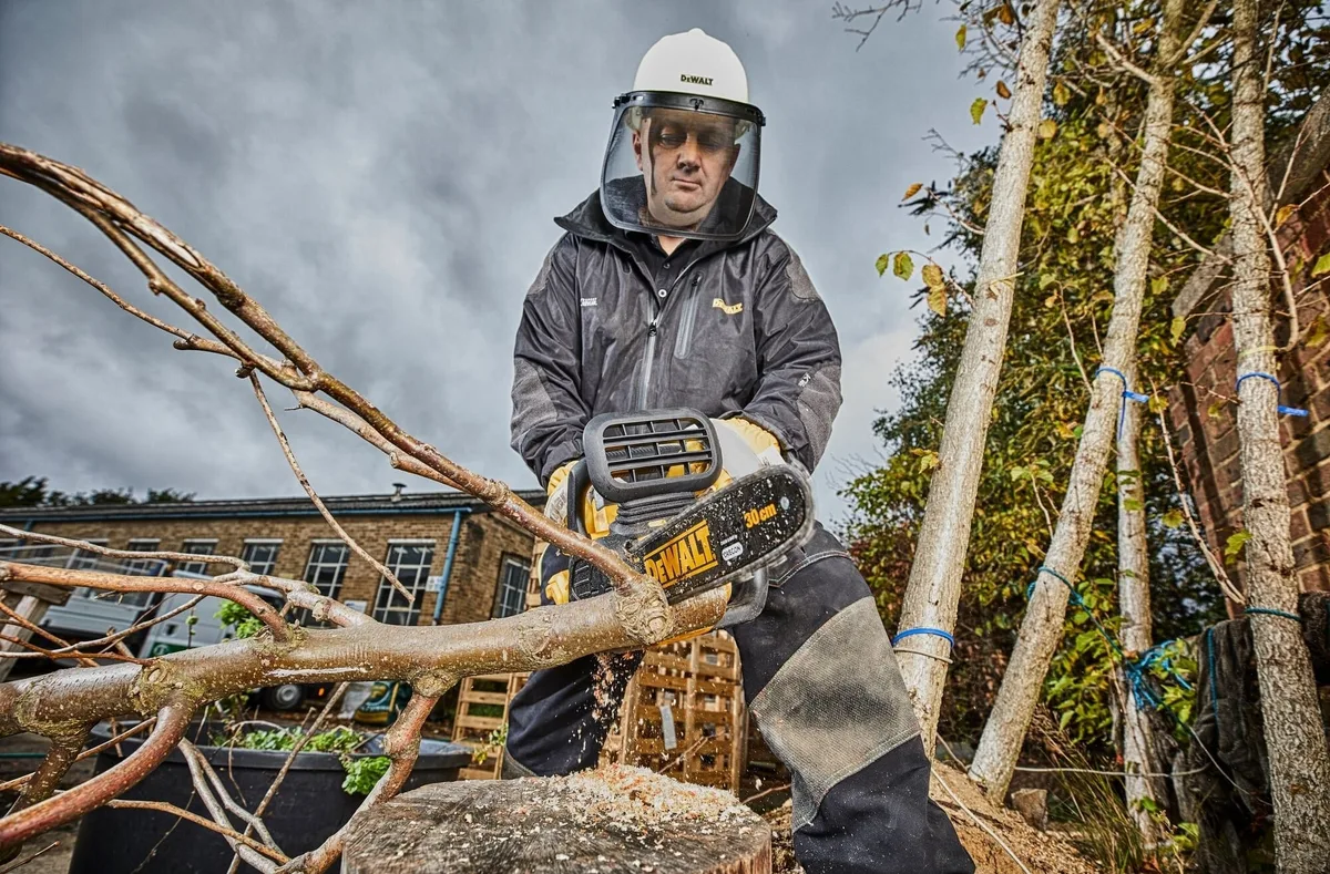 Акумуляторна ланцюгова пила DeWalt 18В з шиною 30 см 3/8" без батареї та зарядного пристрою.